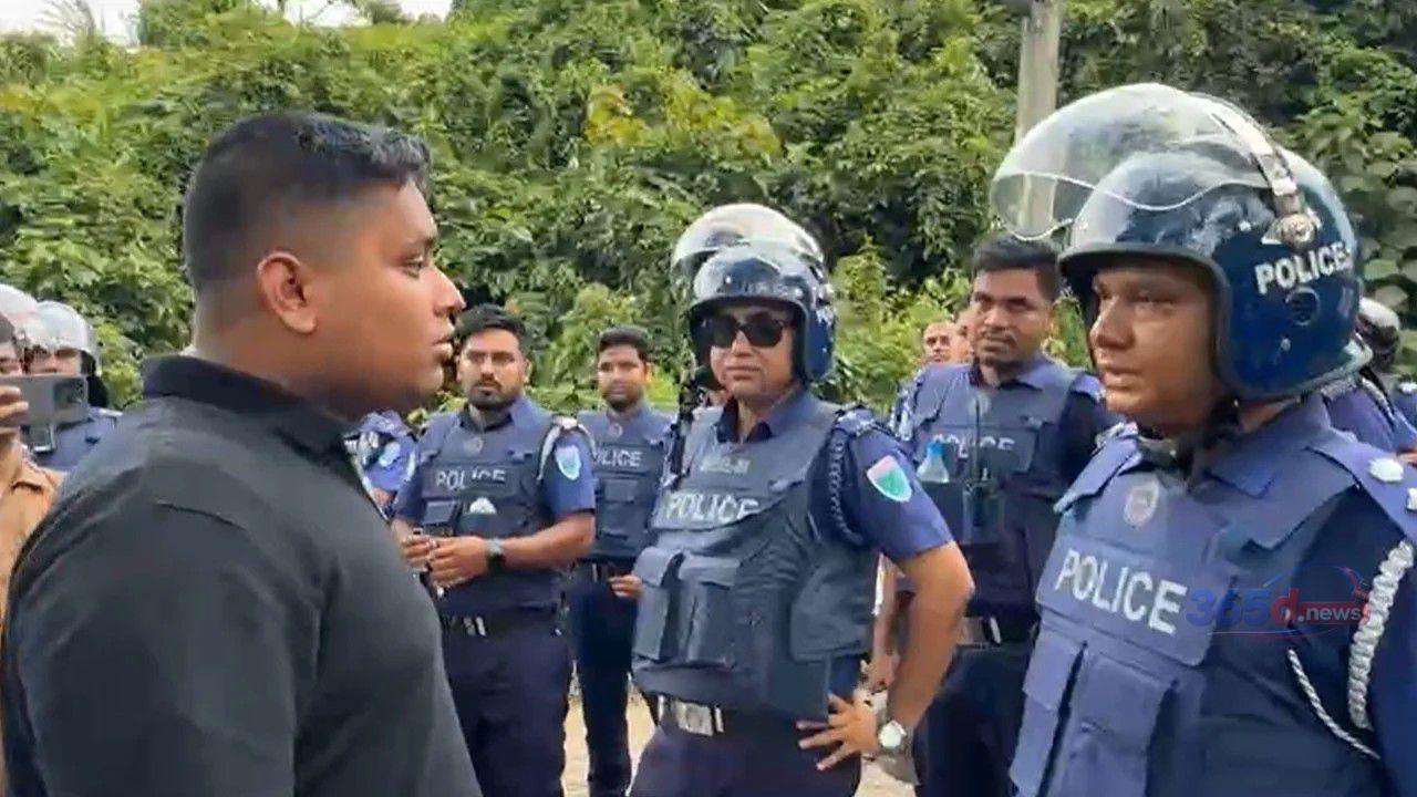 ব্যানার খুলে রাজনীতি করুন, বিএনপি করুন- ‍পুলিশকে হাসনাত আবদুল্লাহ