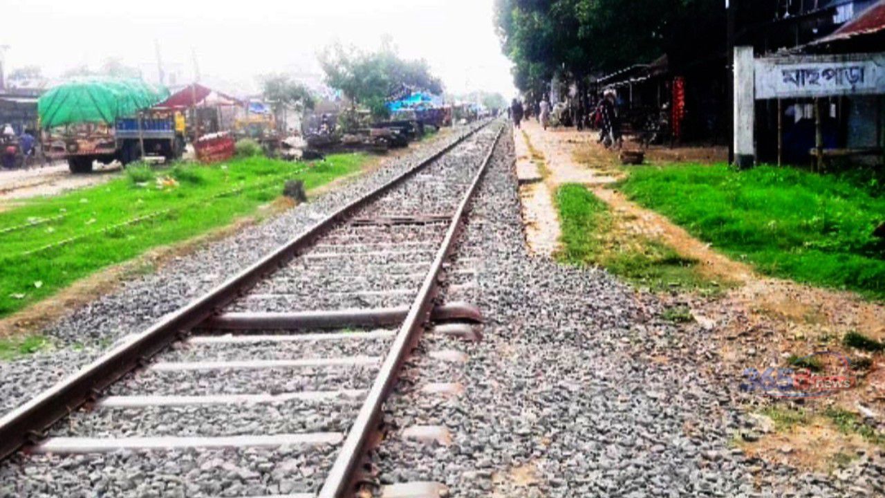 মাছপাড়া রেলস্টেশনে থামে ট্রেন, থামছে না ভোগান্তি