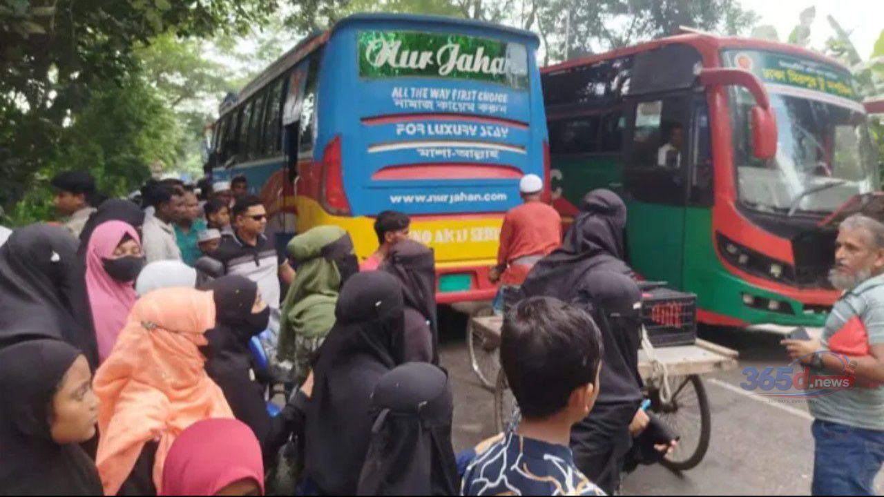 বরিশালে বাসের ধাক্কায় সহকারী শিক্ষিকা নিহত, শিক্ষার্থীদের সড়ক অবরোধ