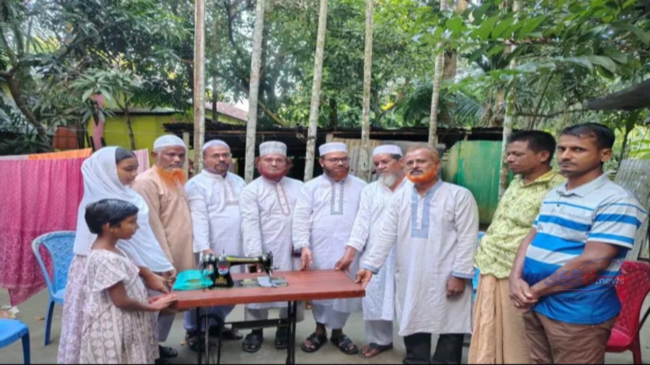 বিএনপি নেতার বিধবা স্ত্রীকে সেলাই মেশিন উপহার দিল জামায়াত