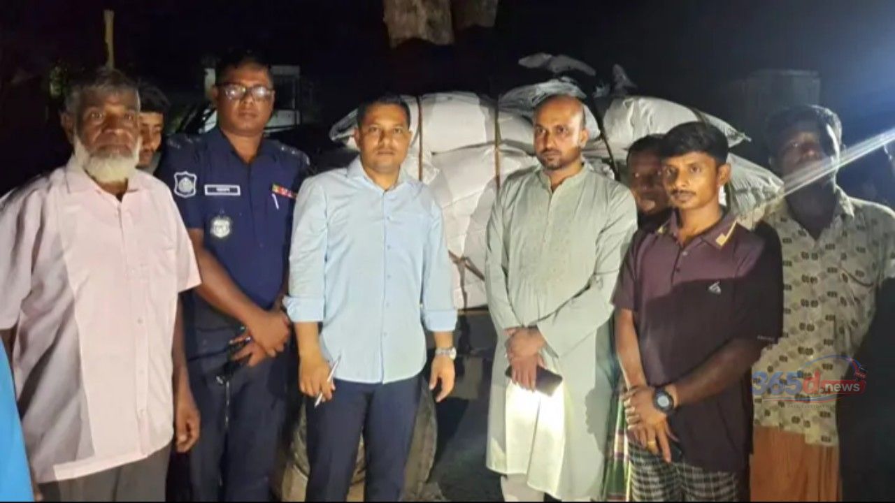 নওগাঁয় ডিলারের গুদাম থেকে সার নেওয়ার পথে আটক দুটি গাড়ি